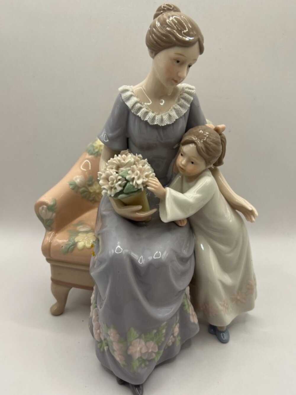 Lladro Style Mother/Child Figurine 3D Flower Bouquet Painted 8.5” Detailed  MINT